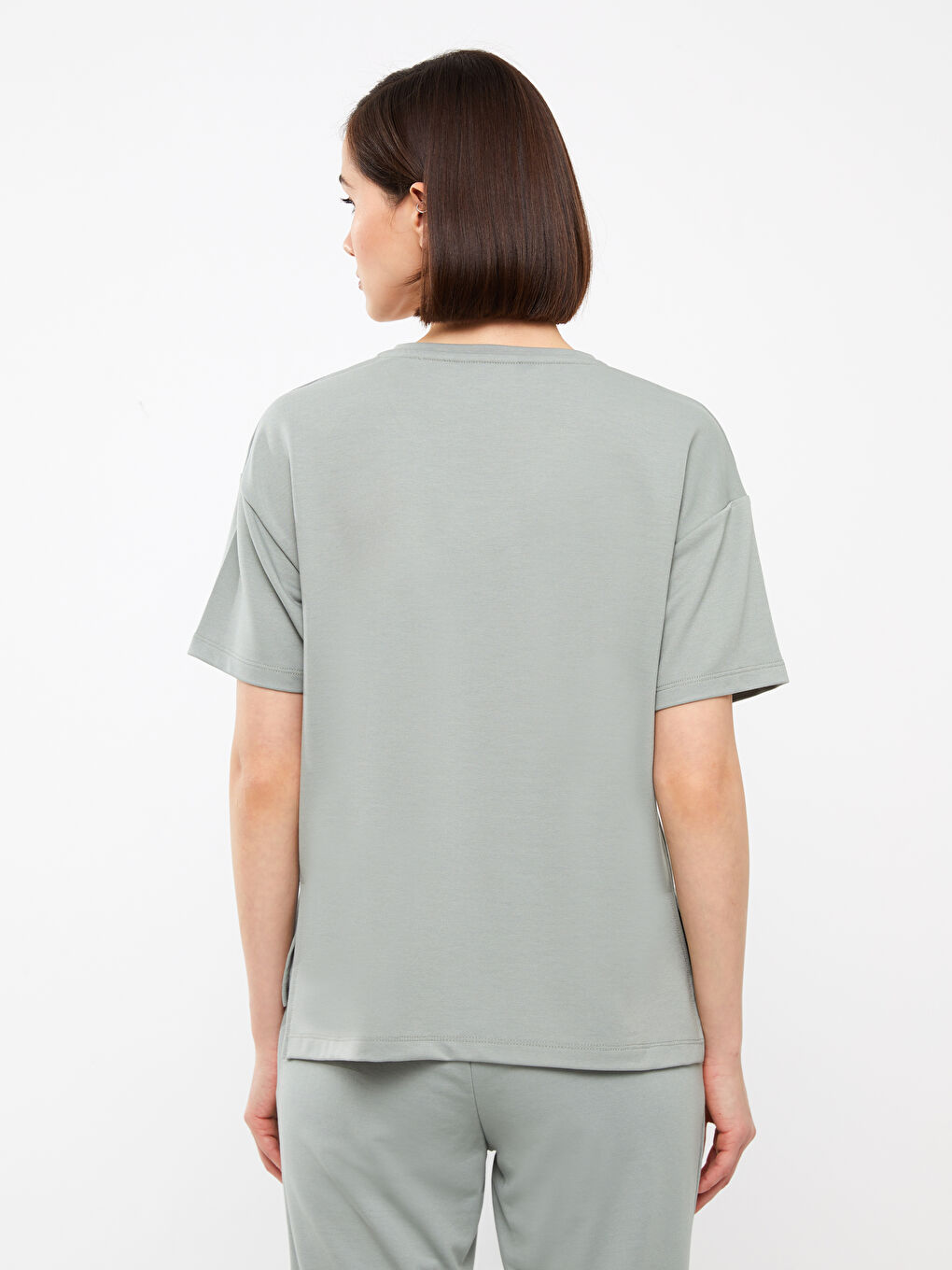 تيشيرت نسائي بياقة على شكل حرف V سادة بأكمام قصيرة-3