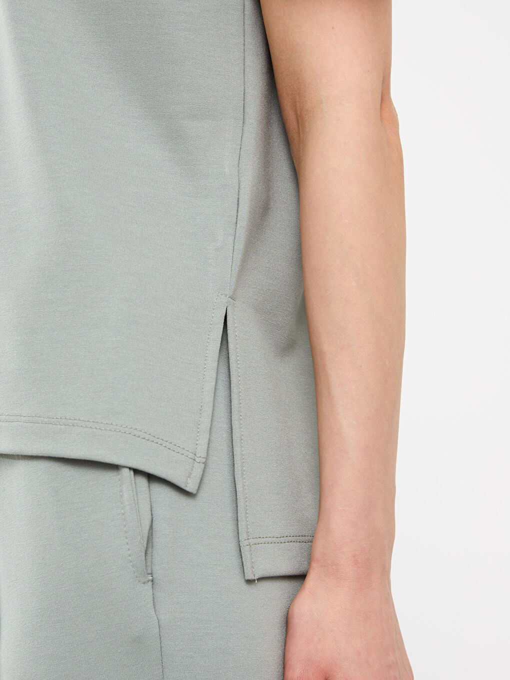 تيشيرت نسائي بياقة على شكل حرف V سادة بأكمام قصيرة-4