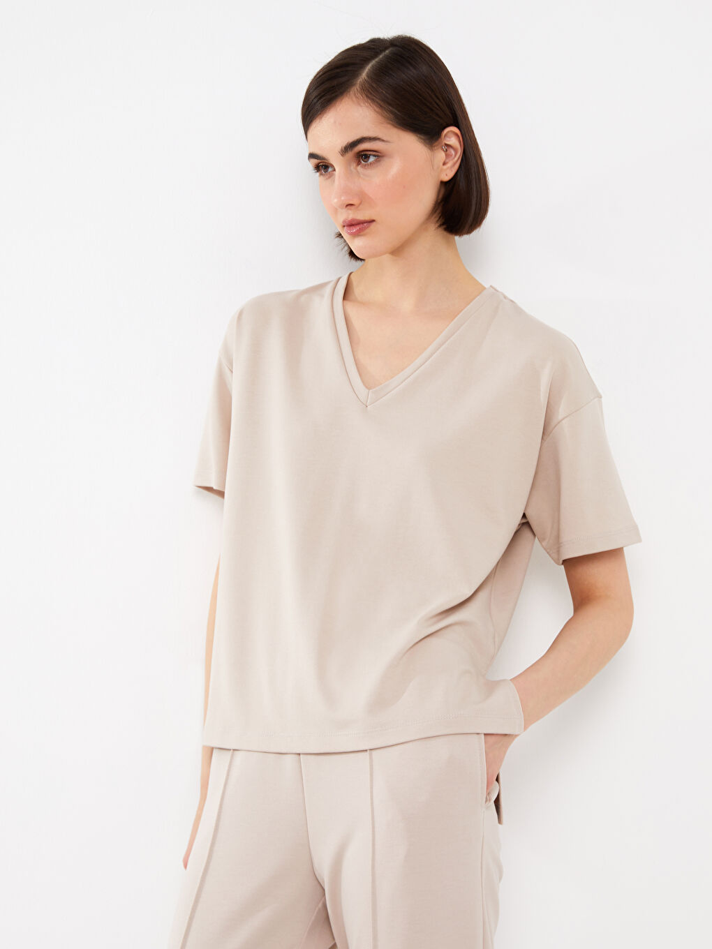 Gri V Yaka Düz Kısa Kollu Kadın Tişört