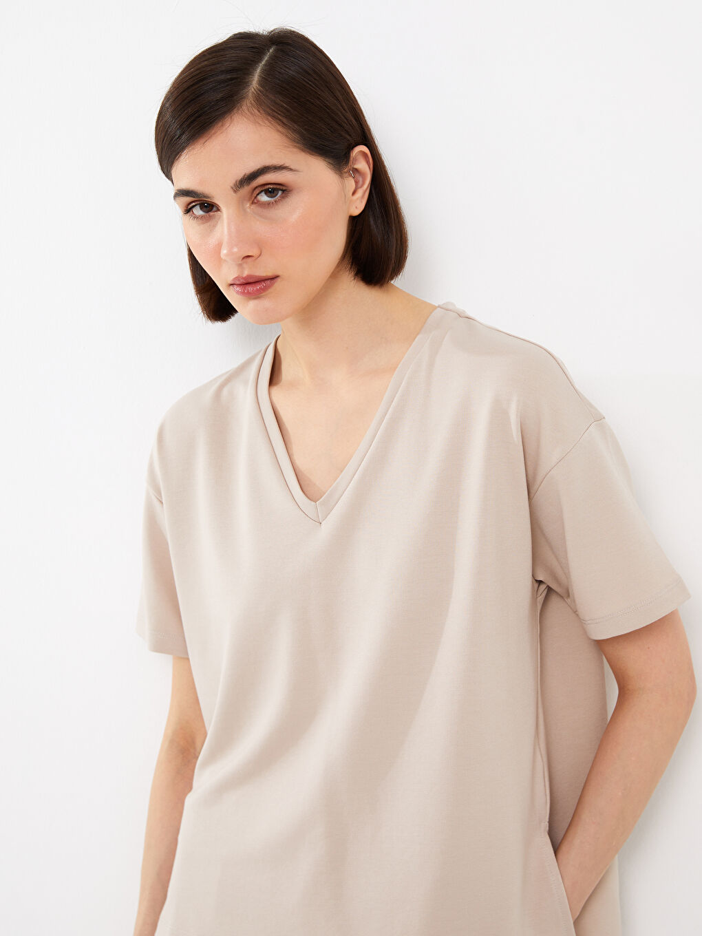 Gri V Yaka Düz Kısa Kollu Kadın Tişört-1