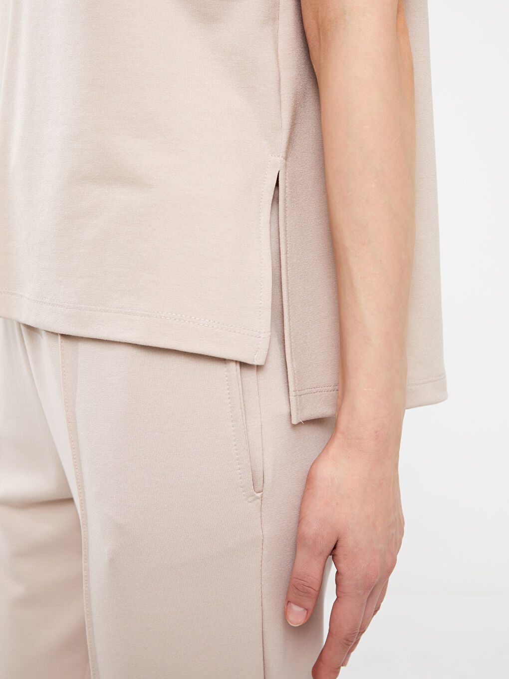 Gri V Yaka Düz Kısa Kollu Kadın Tişört-4