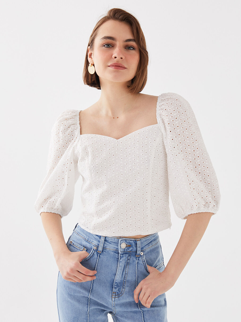 Beyaz Kalp Yaka Kendinden Desenli Brode Kadın Bluz