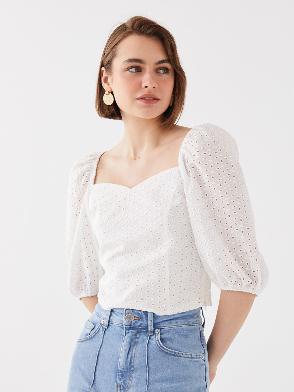 Beyaz Kalp Yaka Kendinden Desenli Brode Kadın Bluz-1