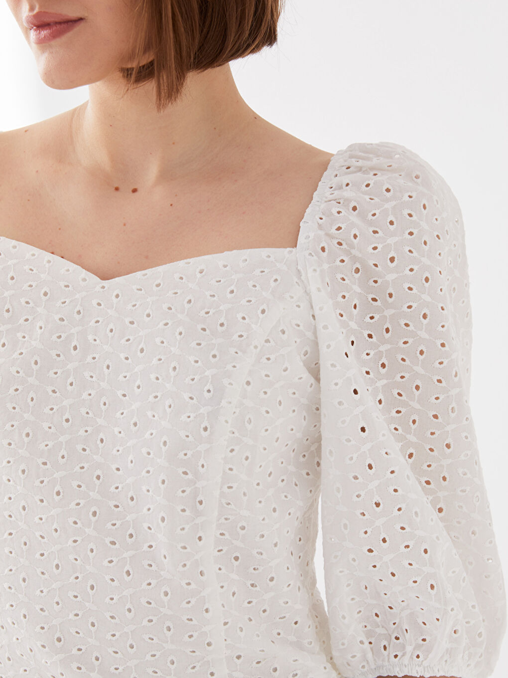 Beyaz Kalp Yaka Kendinden Desenli Brode Kadın Bluz-3