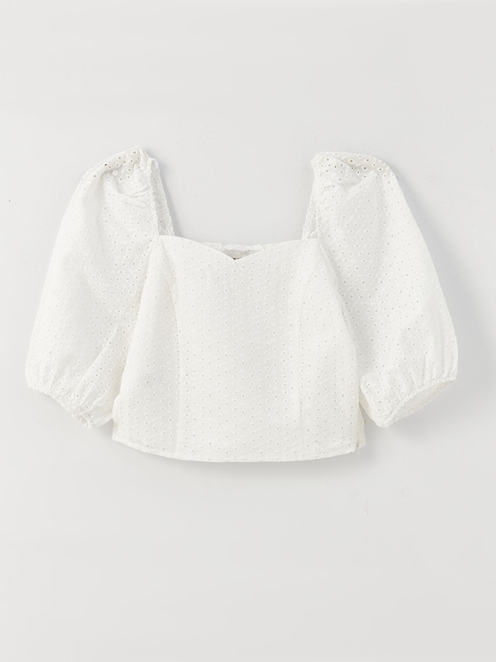 Beyaz Kalp Yaka Kendinden Desenli Brode Kadın Bluz-5