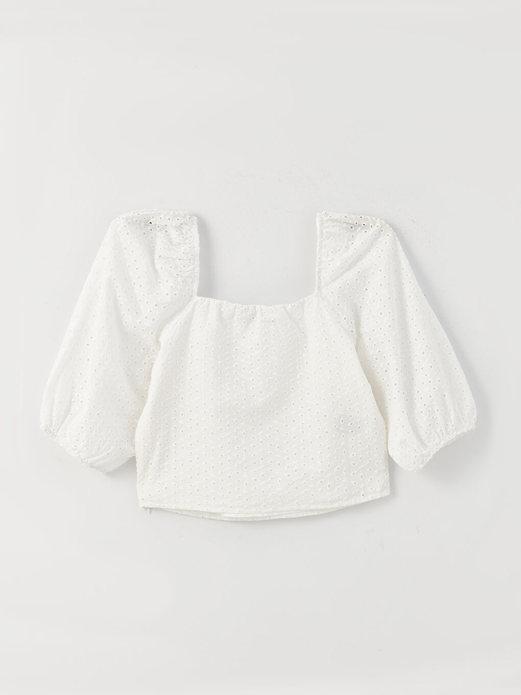 Beyaz Kalp Yaka Kendinden Desenli Brode Kadın Bluz-6