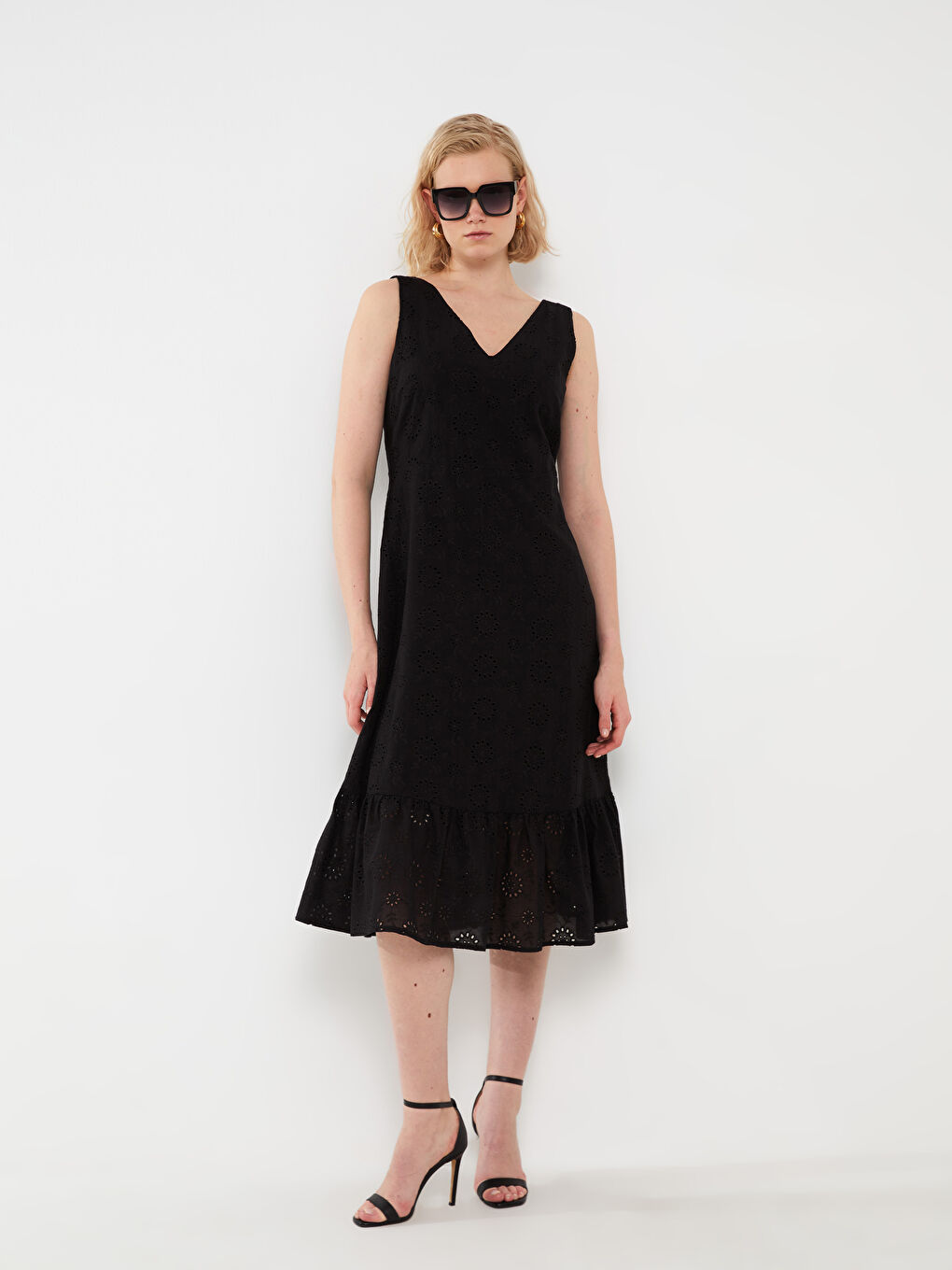 Siyah V Yaka Kendinden Desenli Brode Kadın Elbise