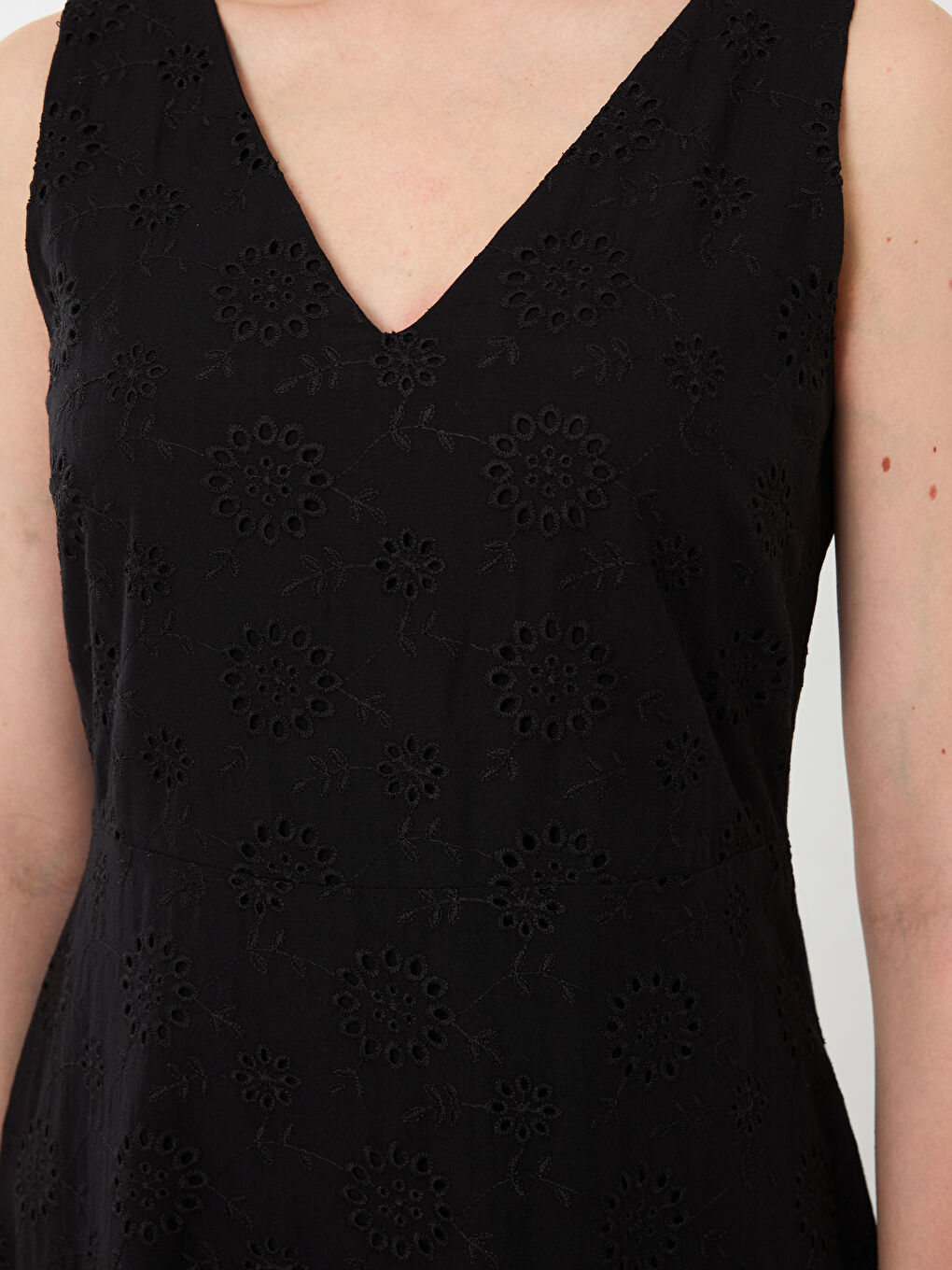 Siyah V Yaka Kendinden Desenli Brode Kadın Elbise-3