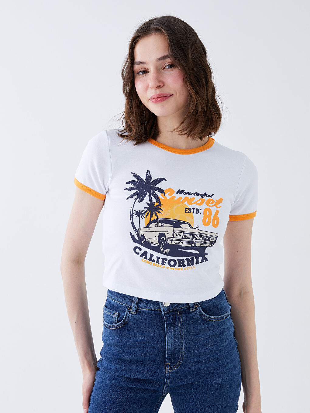 Beyaz Bisiklet Yaka Baskılı Kadın Crop-1