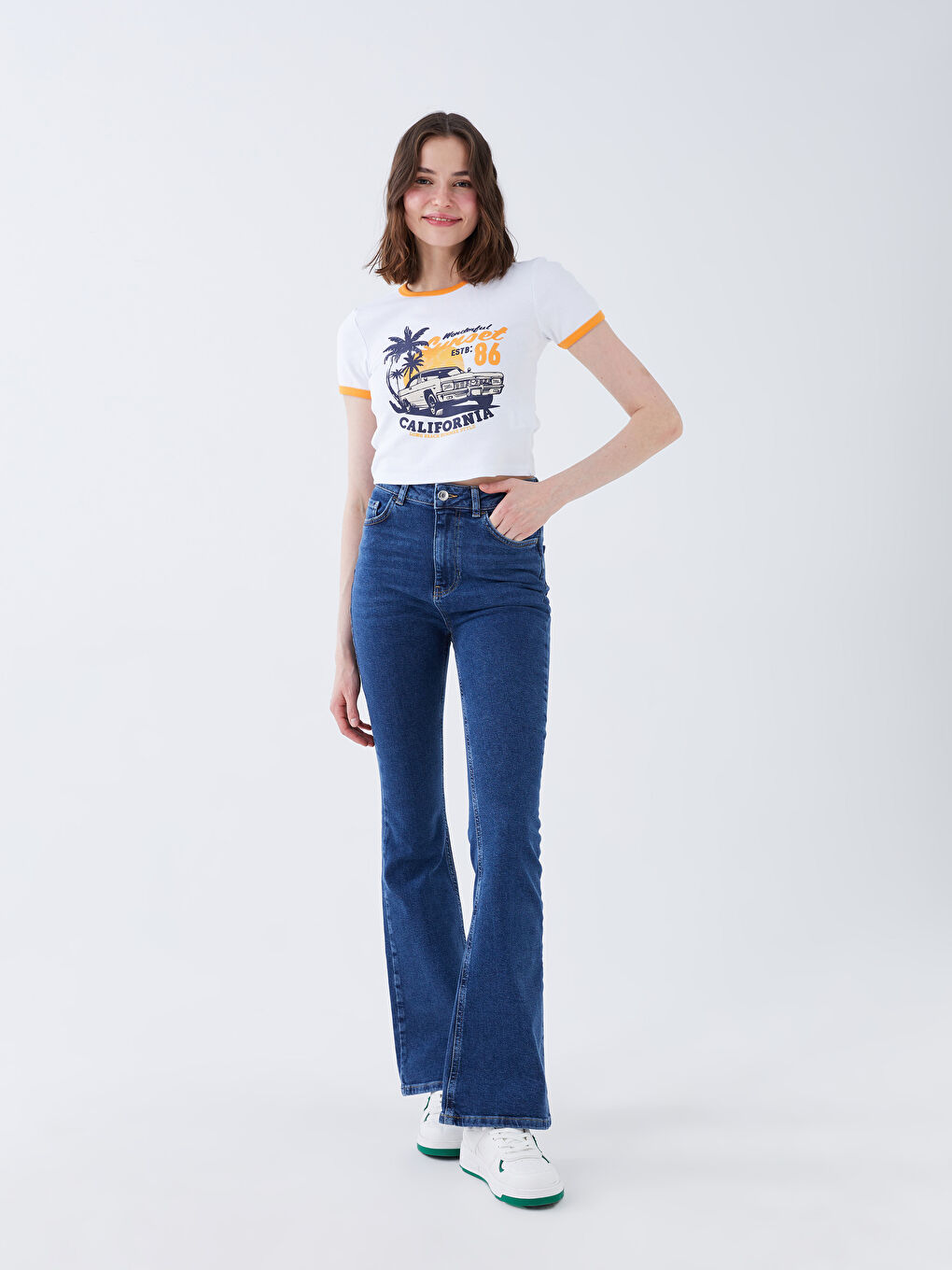 Beyaz Bisiklet Yaka Baskılı Kadın Crop-2