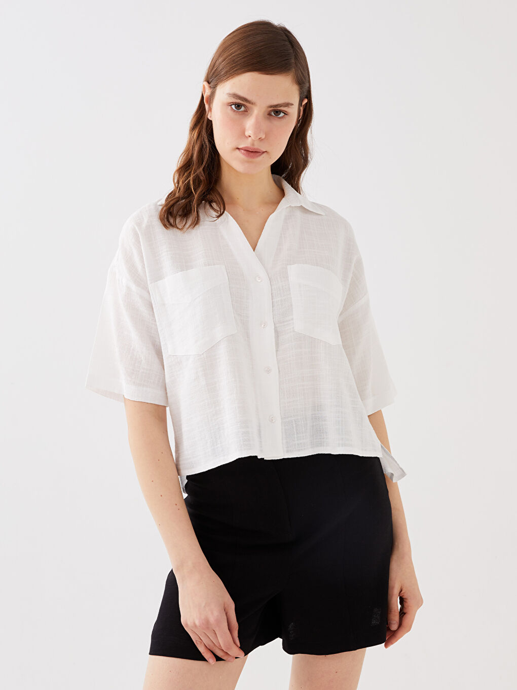 Beyaz Kendinden Desenli Kısa Kollu Crop Kadın Gömlek