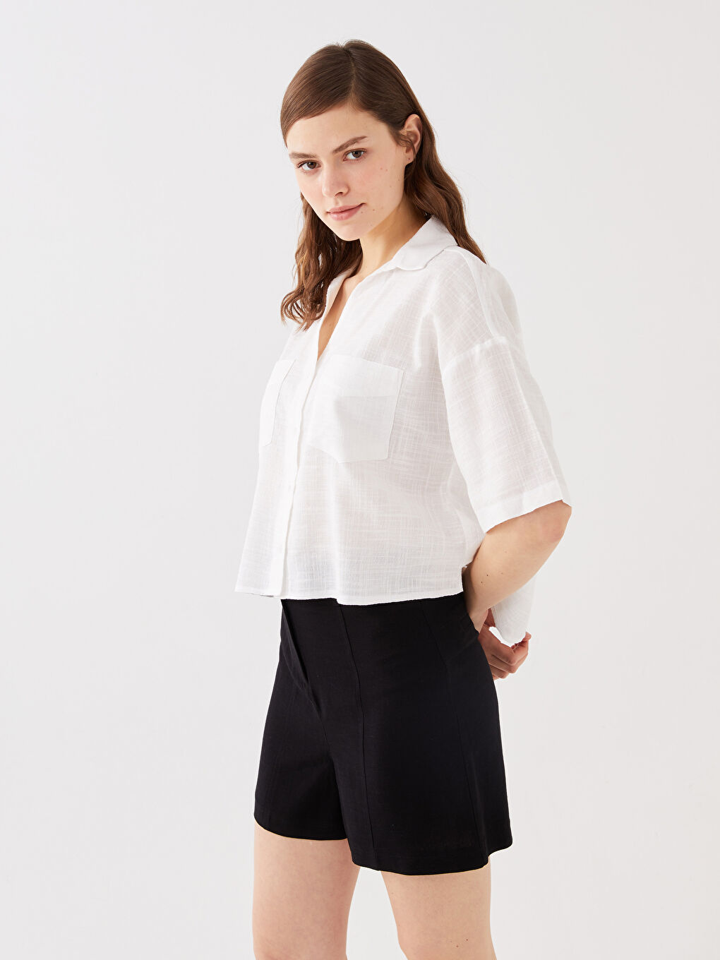 Beyaz Kendinden Desenli Kısa Kollu Crop Kadın Gömlek-1