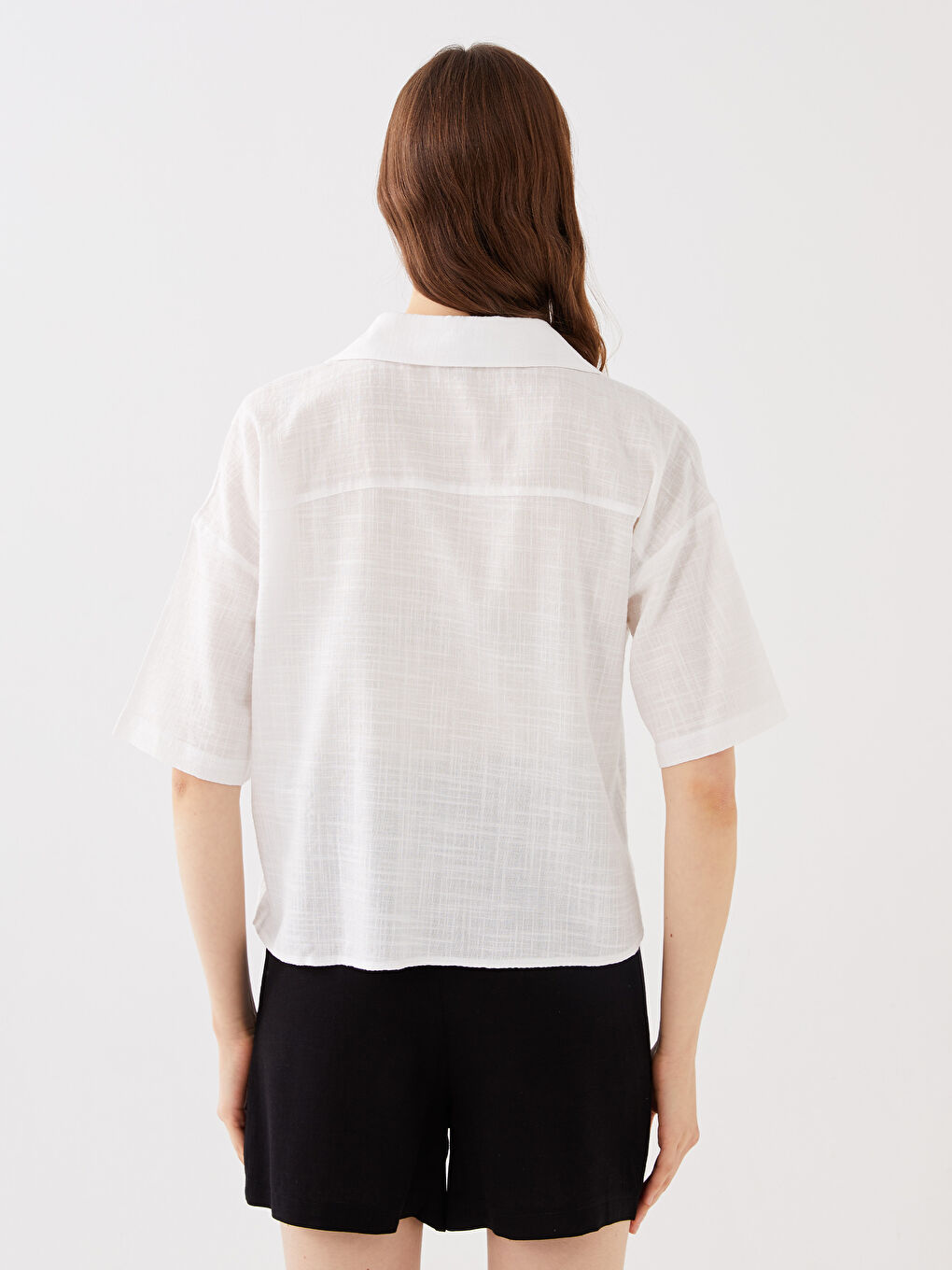 Beyaz Kendinden Desenli Kısa Kollu Crop Kadın Gömlek-3