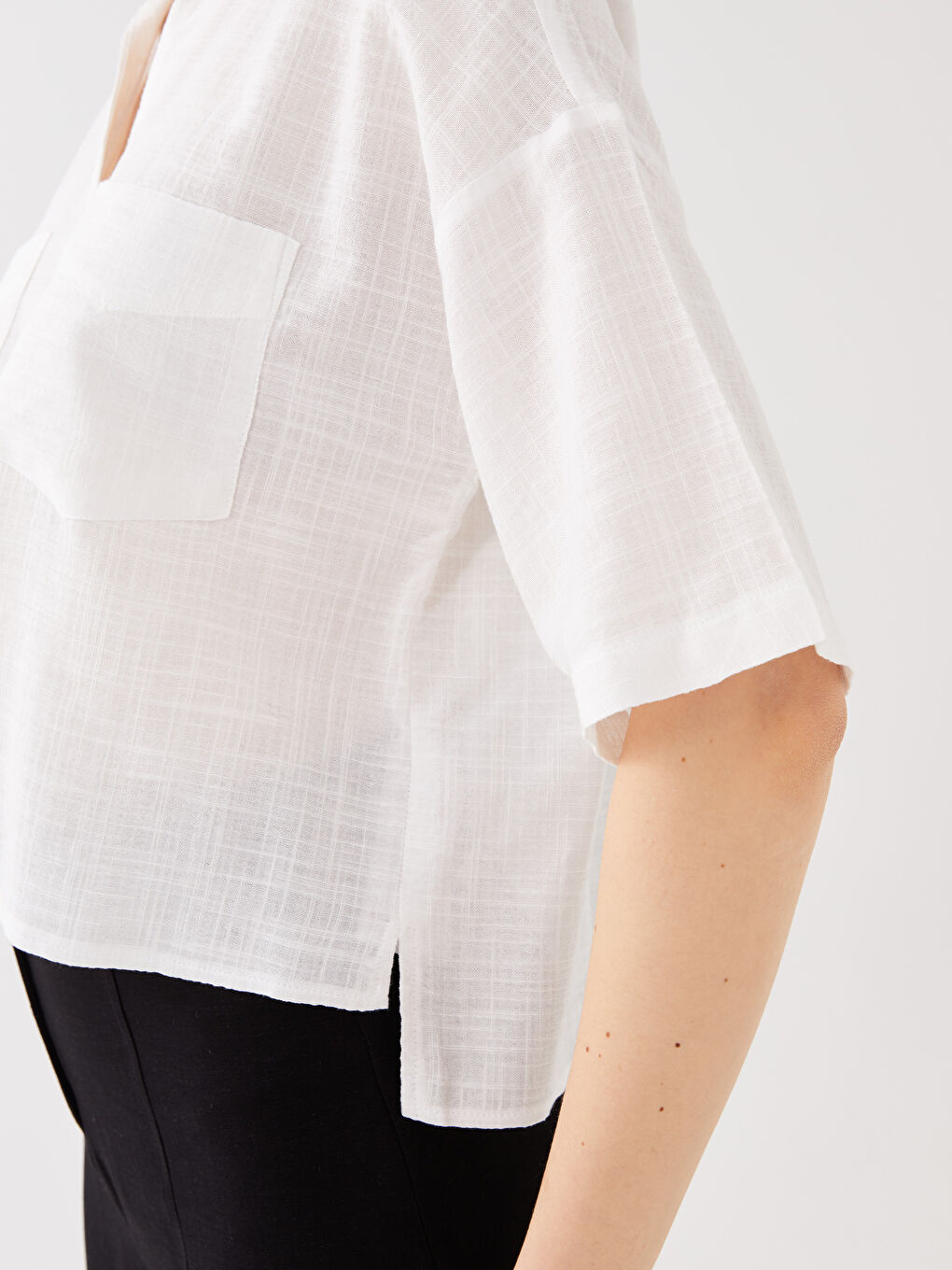 Beyaz Kendinden Desenli Kısa Kollu Crop Kadın Gömlek-4