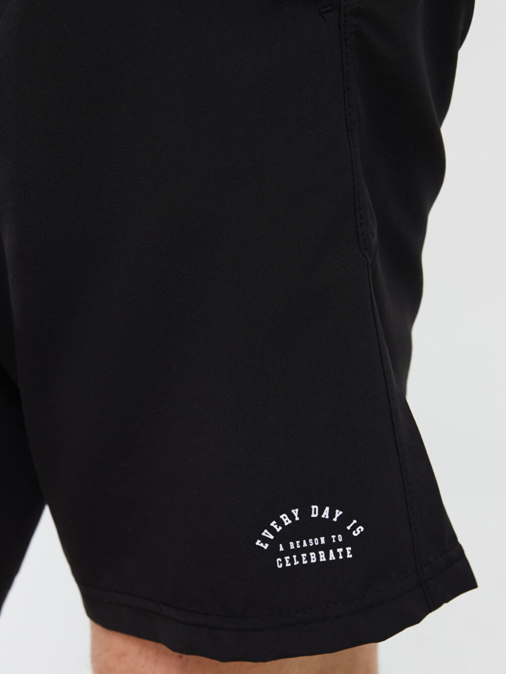 شورت سباحة رجالي مطبوع لحد الركبة-2