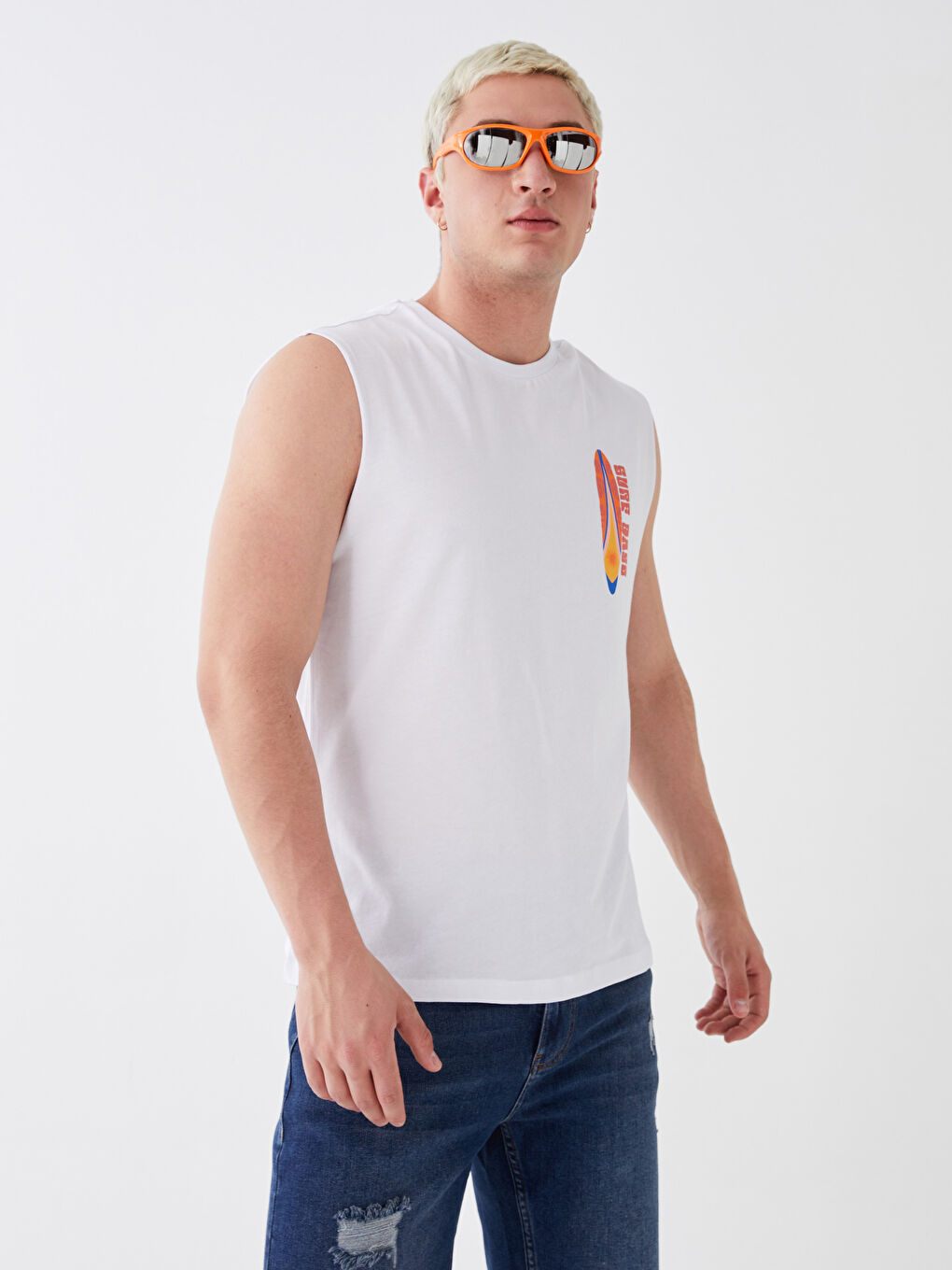 Beyaz Bisiklet Yaka Baskılı Erkek Kolsuz Tişört-1