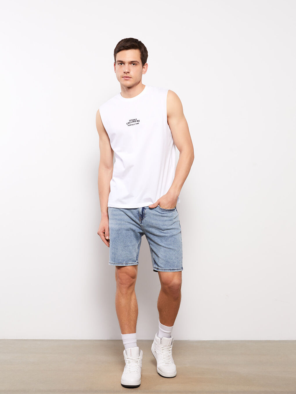 Beyaz Bisiklet Yaka Baskılı Penye Erkek Kolsuz Tişört-2