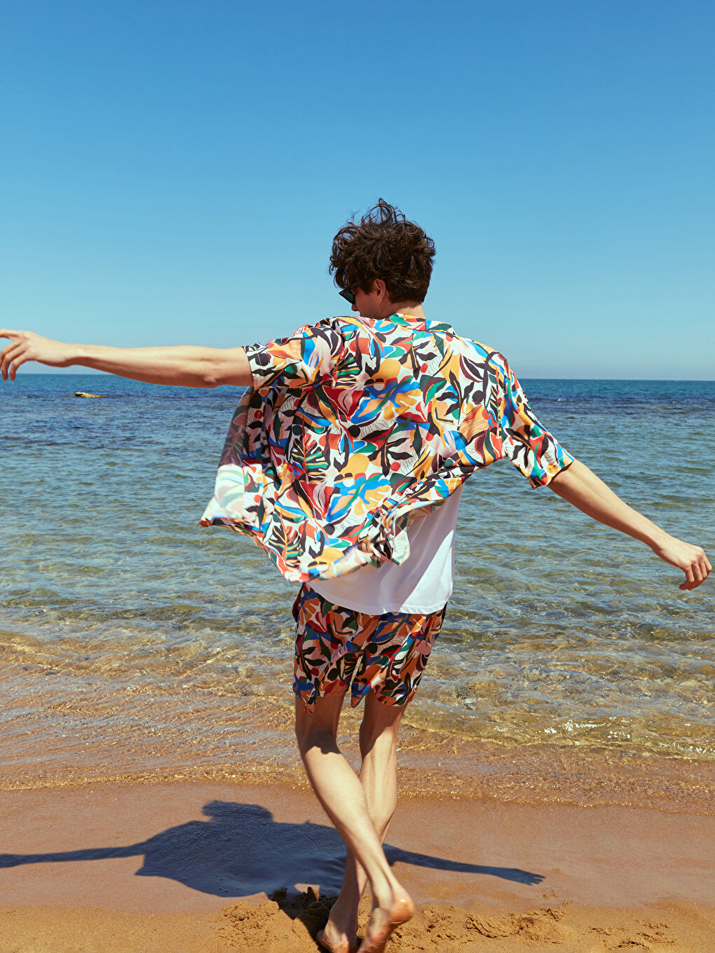 Beyaz Kısa Boy Desenli Erkek Deniz Şortu-1