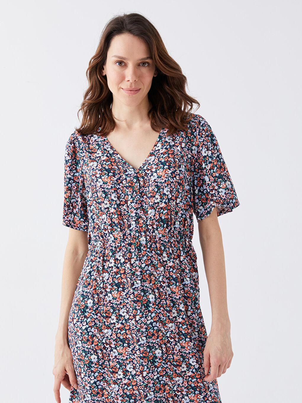 LCWAIKIKI Classic V-Ausschnitt Blumiges Kurzarmkleid für Damen -S3G849Z8-KTU