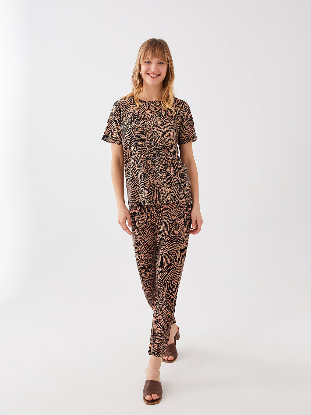 بنطلون نسائي منقوش بخصر مطاطي-1