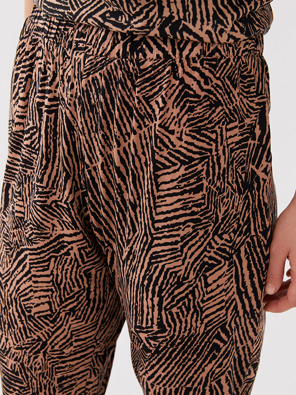 بنطلون نسائي منقوش بخصر مطاطي-2