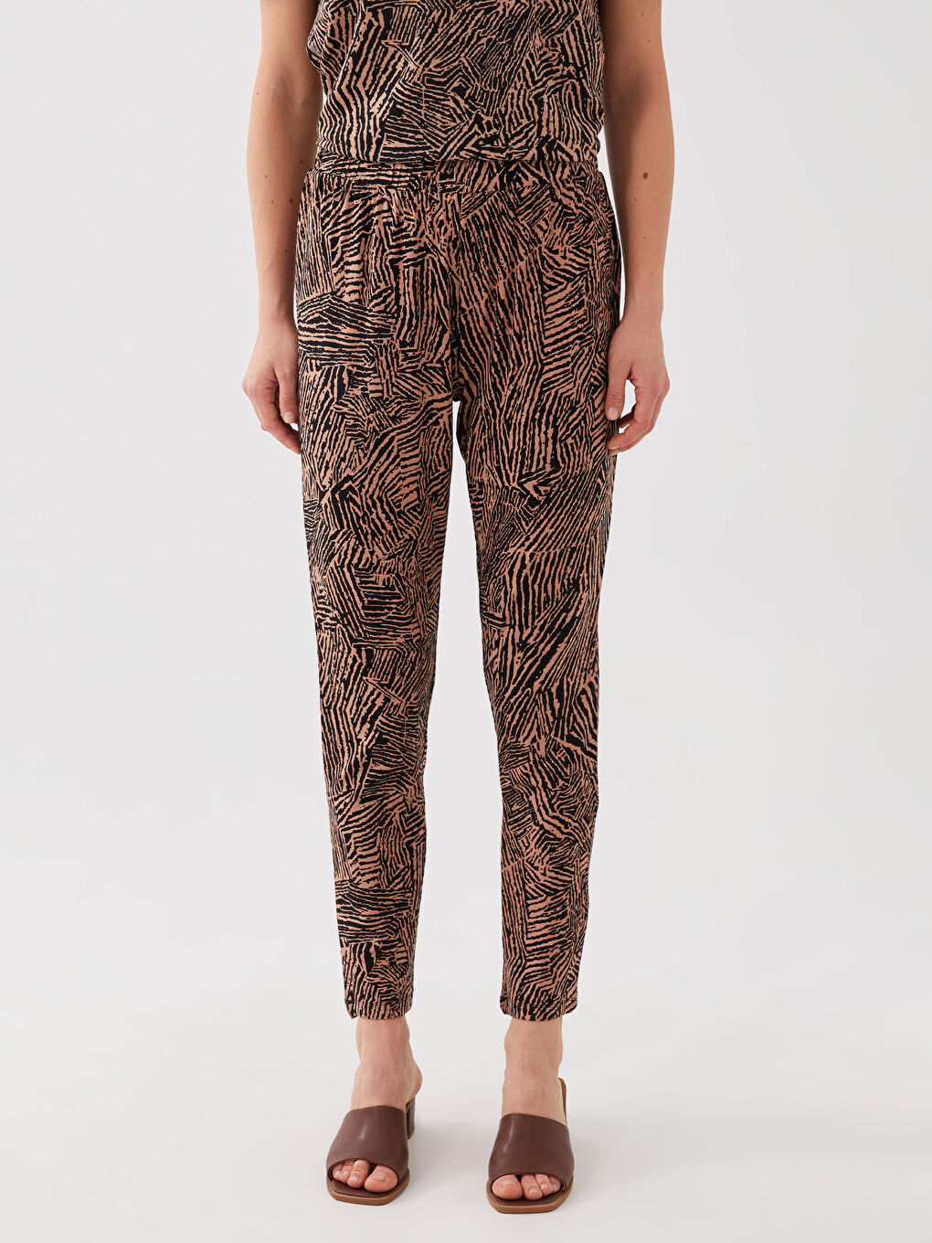 بنطلون نسائي منقوش بخصر مطاطي-3