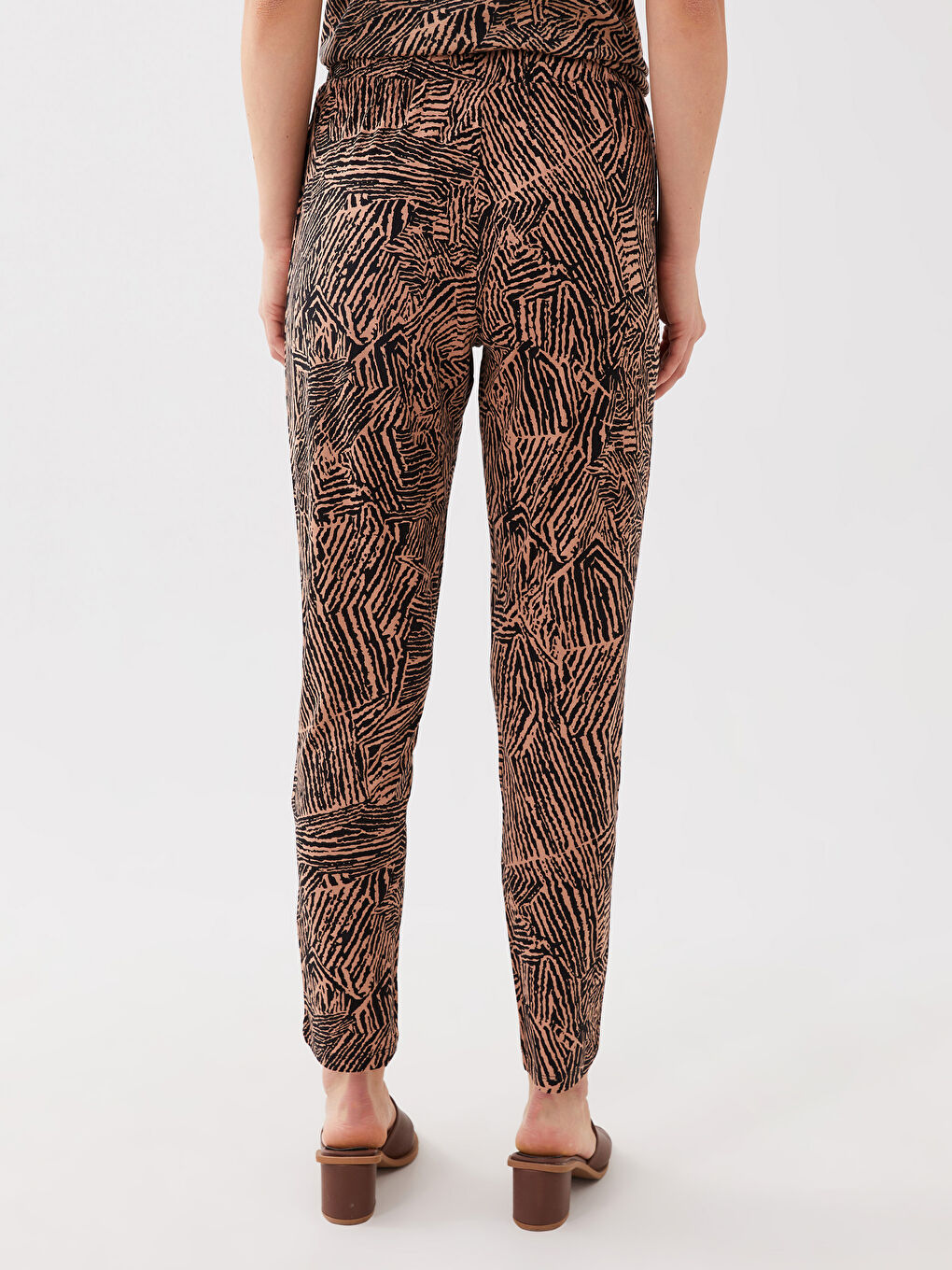 بنطلون نسائي منقوش بخصر مطاطي-4