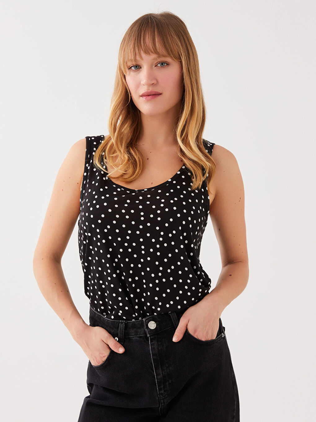 قميص داخلي بدون أكمام بنقشة البولكا دوت بياقة على شكل حرف U للنساء