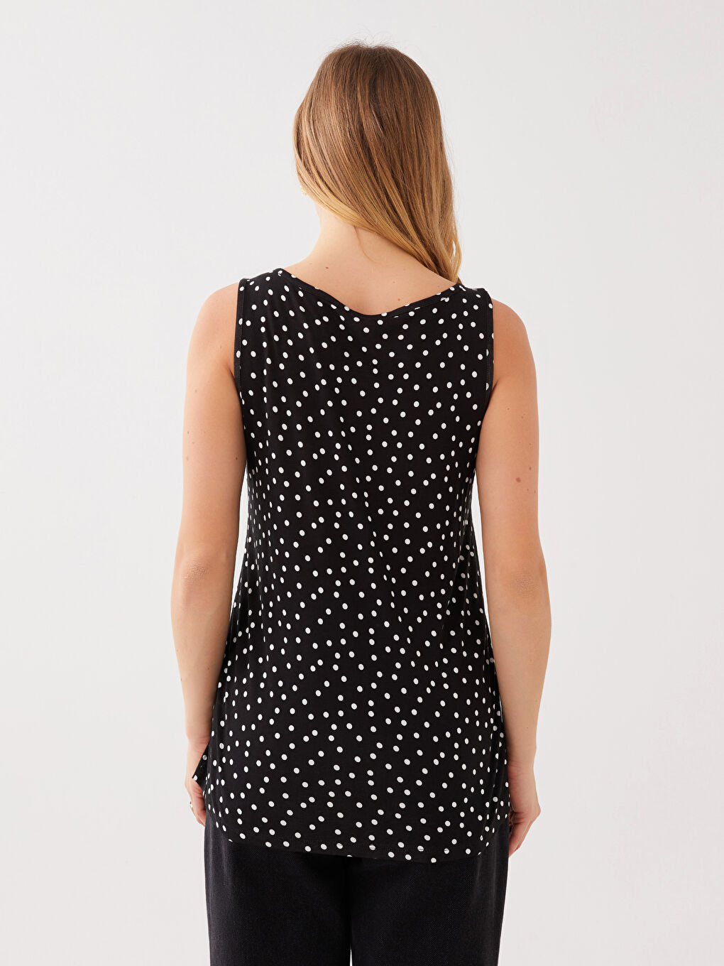 قميص داخلي بدون أكمام بنقشة البولكا دوت بياقة على شكل حرف U للنساء-4