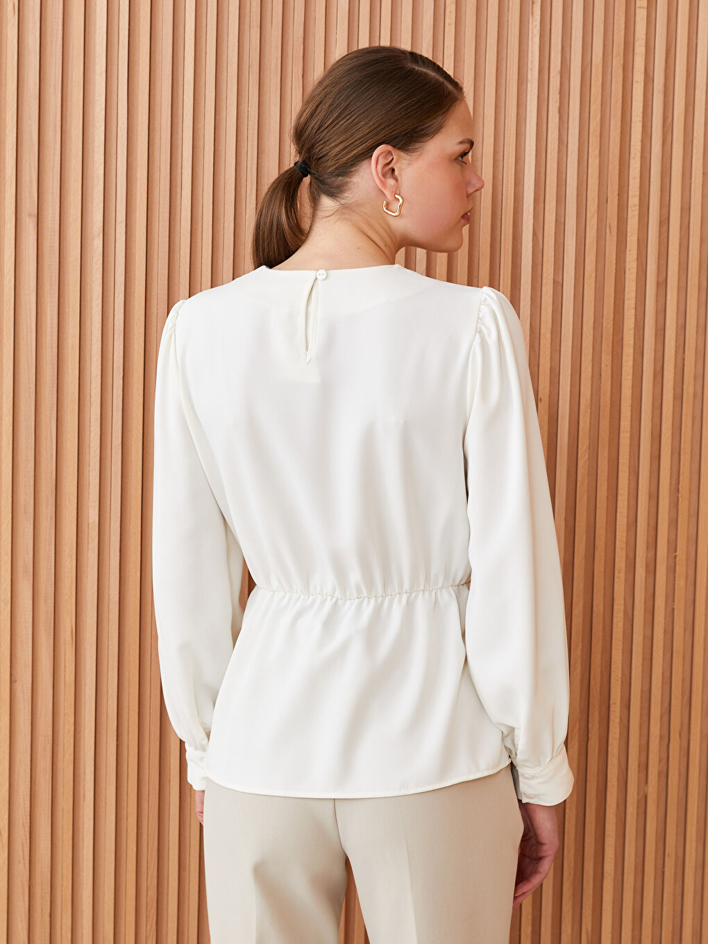 Ekru Bisiklet Yaka Düz Uzun Kollu Krep Kadın Bluz-4