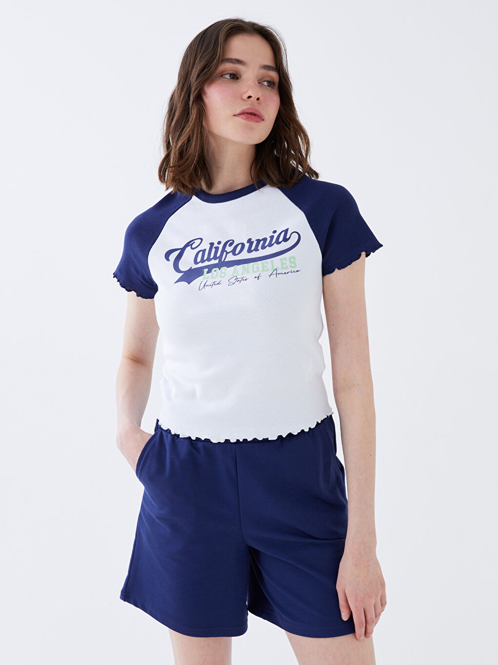 მრგვალი საყელო ნაბეჭდი მოკლე სახელო ქალებისთვის ქროფ ტოპი