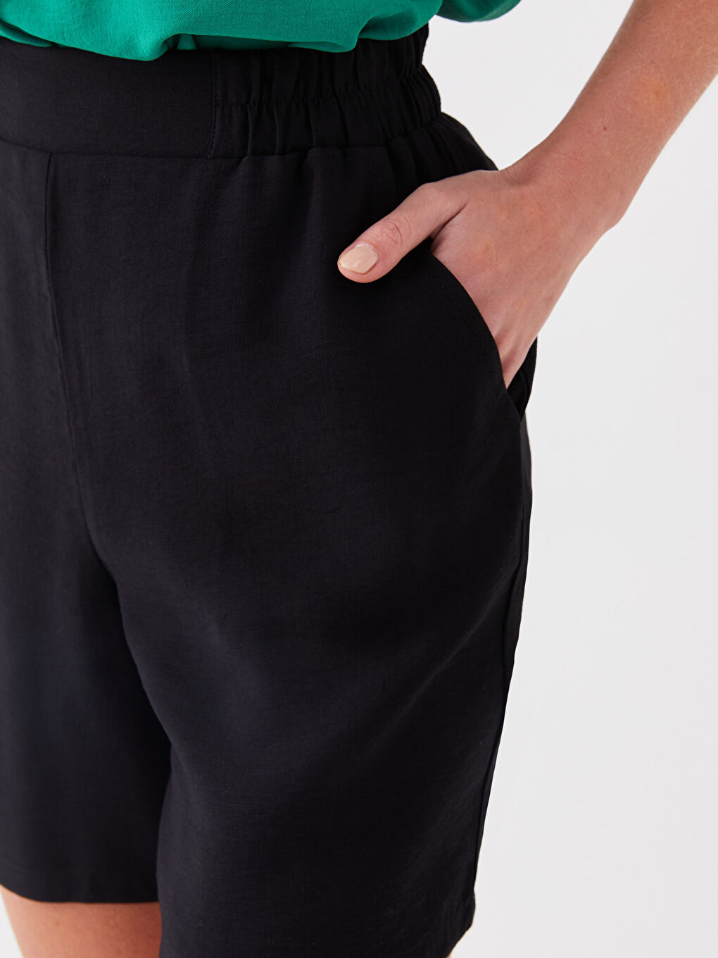 Siyah Kadın Beli Lastikli Düz Şort-3