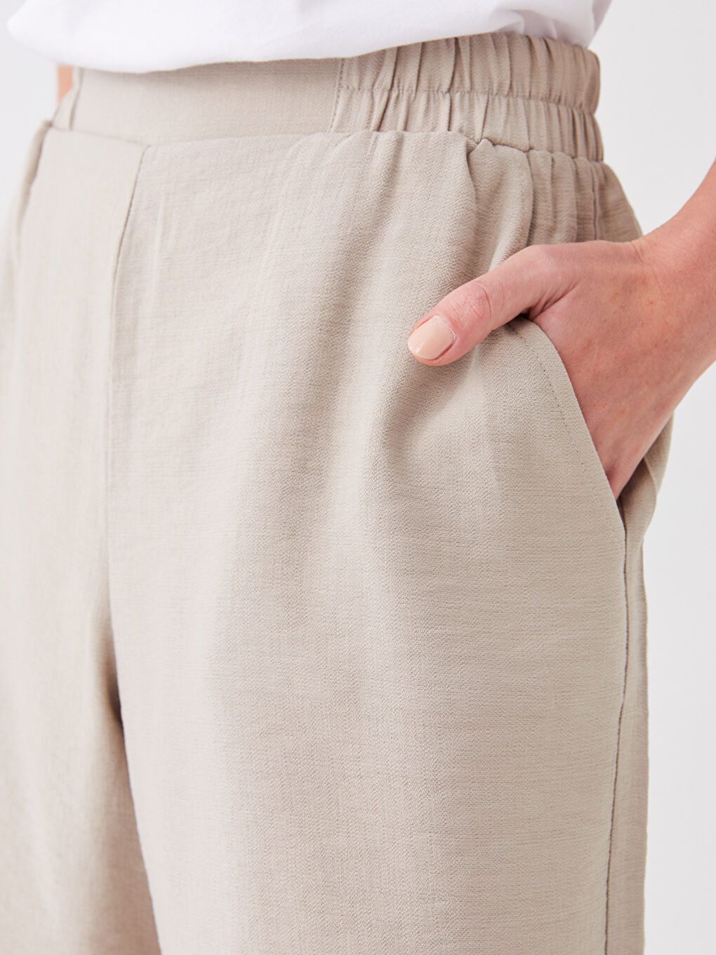 Bej Kadın Beli Lastikli Düz Şort-3