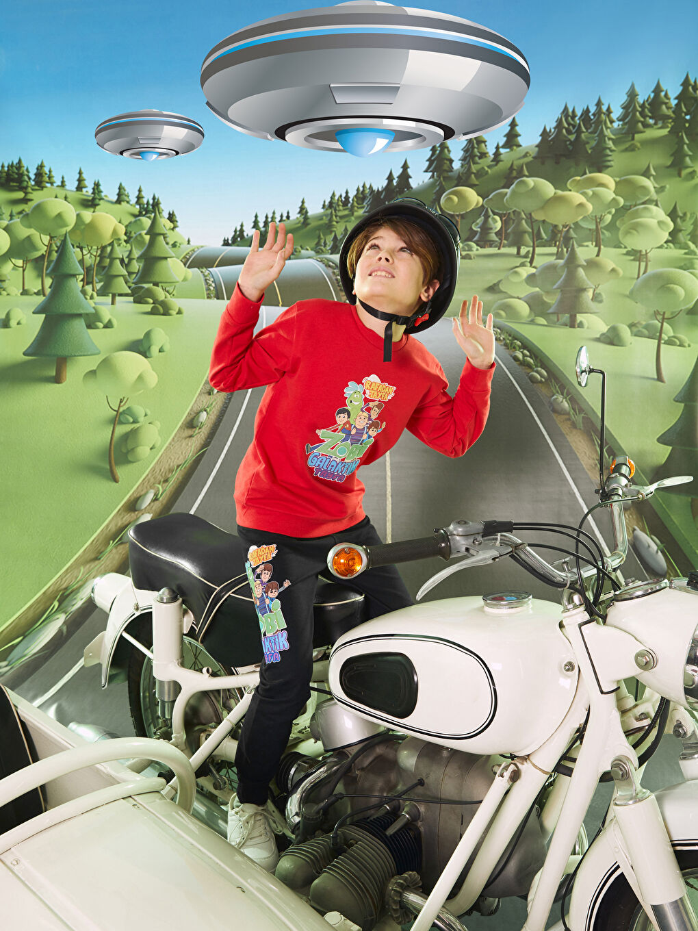 Kırmızı Bisiklet Yaka Galaktik Tayfa Baskılı Uzun Kollu Erkek Çocuk Sweatshirt