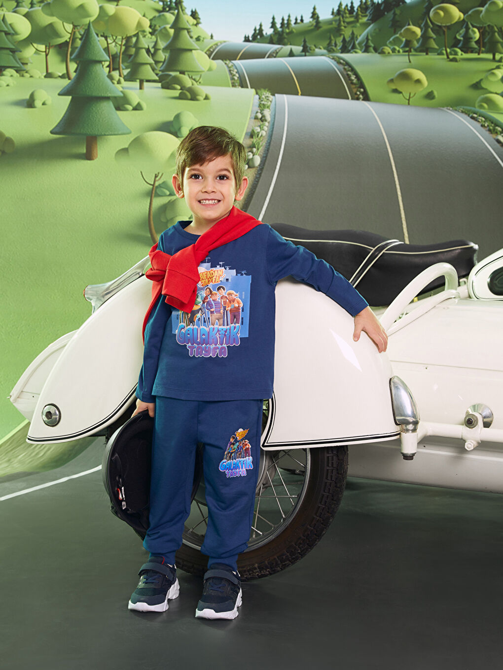 Lacivert Bisiklet Yaka Galaktik Tayfa Baskılı Uzun Kollu Erkek Çocuk Tişört-1