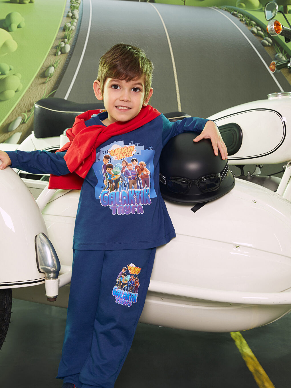 Lacivert Bisiklet Yaka Galaktik Tayfa Baskılı Uzun Kollu Erkek Çocuk Tişört