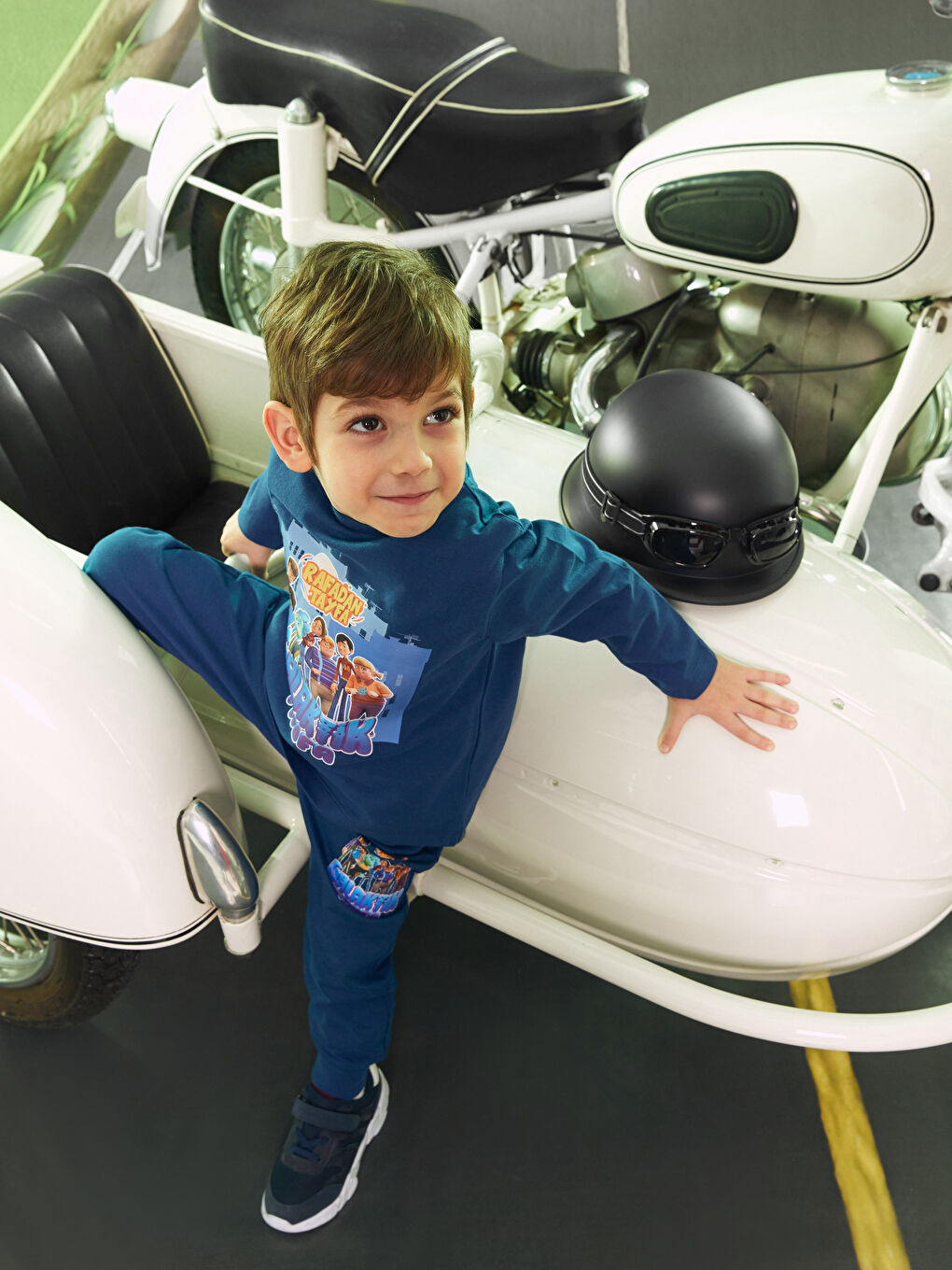 Lacivert Bisiklet Yaka Galaktik Tayfa Baskılı Uzun Kollu Erkek Çocuk Tişört-2