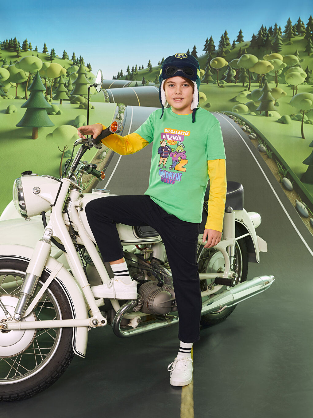 Yeşil Bisiklet Yaka Galaktik Tayfa Baskılı Kısa Kollu Erkek Çocuk Tişört-5