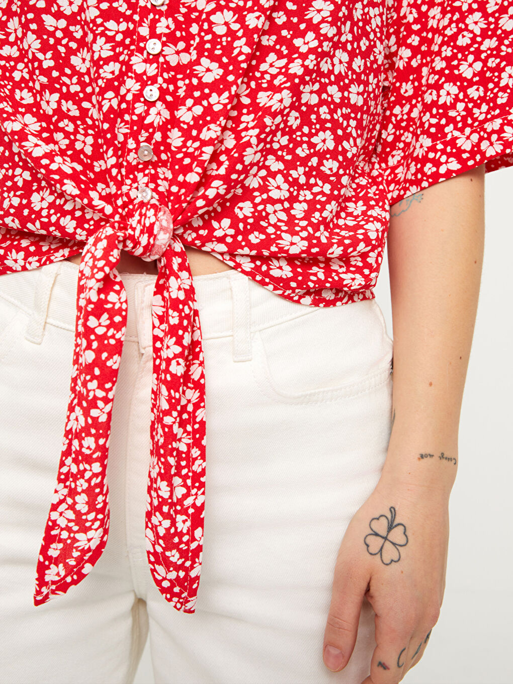 Kırmızı V Yaka Çiçekli Kısa Kollu Crop Kadın Bluz-3