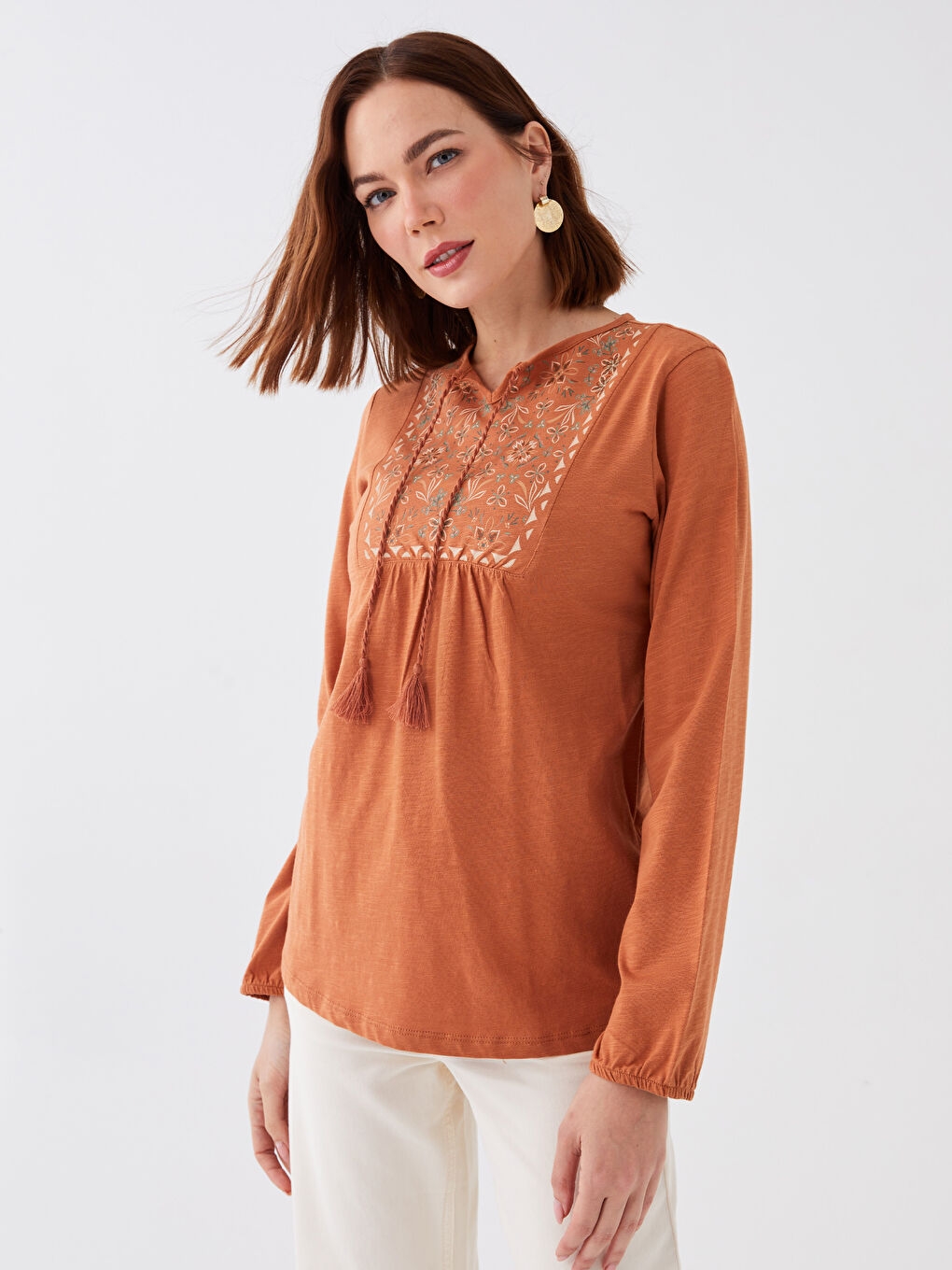 Kahverengi Bağlamalı Yaka Nakışlı Uzun Kollu Kadın Bluz