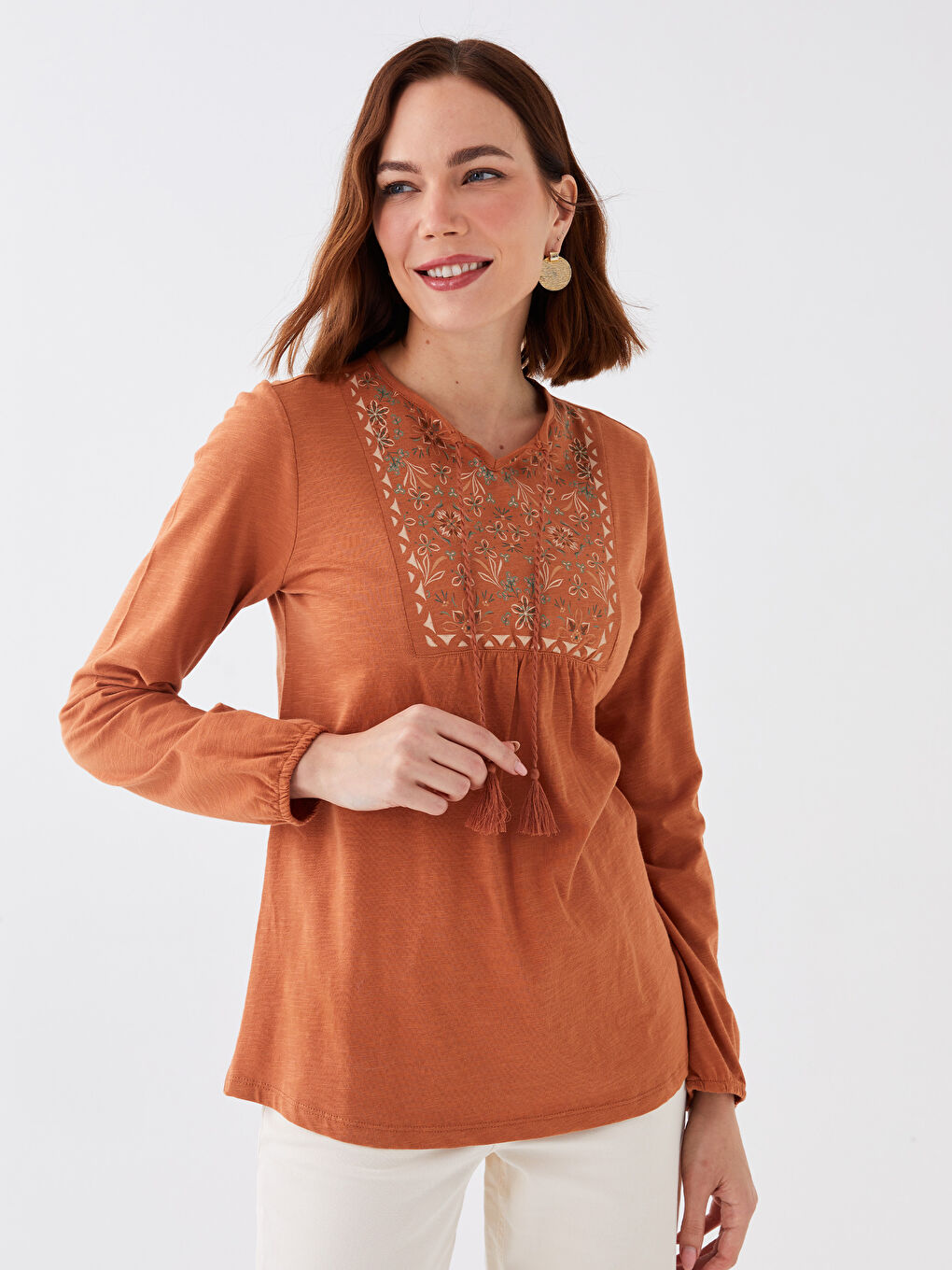 Kahverengi Bağlamalı Yaka Nakışlı Uzun Kollu Kadın Bluz-1