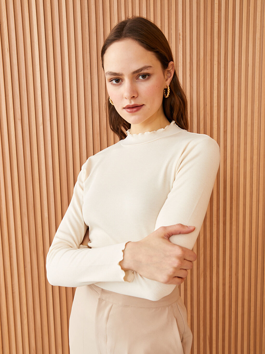 Ekru Dik Yaka Düz Uzun Kollu Kadın Tişört