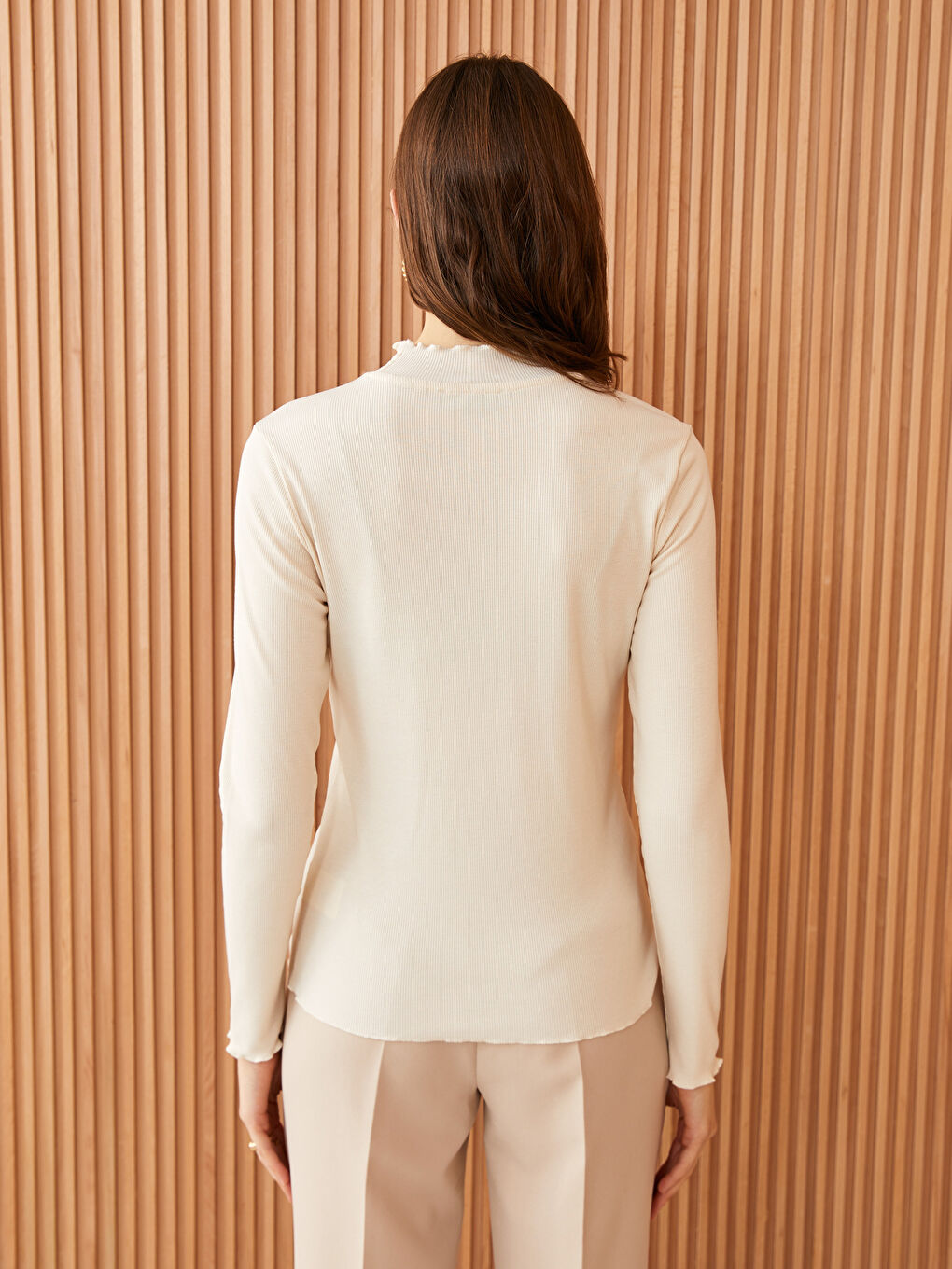 Ekru Dik Yaka Düz Uzun Kollu Kadın Tişört-4