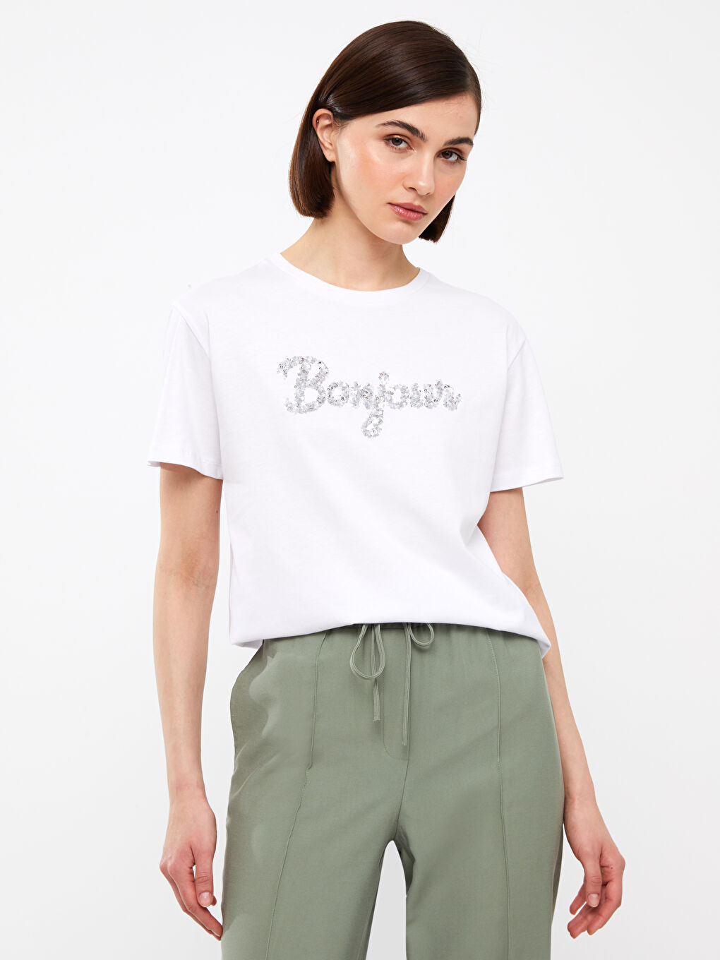 Beyaz Bisiklet Yaka Pul İşlemeli Kısa Kollu Kadın Tişört