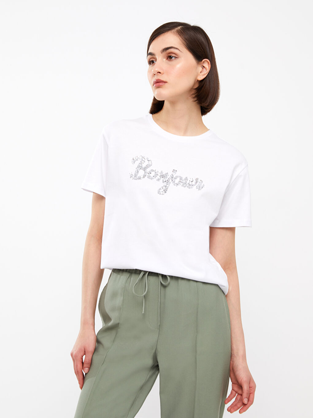 Beyaz Bisiklet Yaka Pul İşlemeli Kısa Kollu Kadın Tişört-1