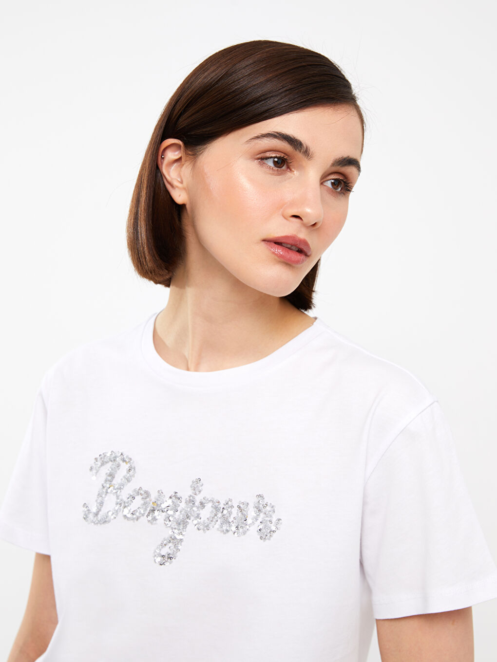 Beyaz Bisiklet Yaka Pul İşlemeli Kısa Kollu Kadın Tişört-4