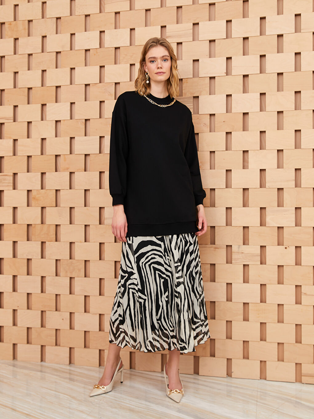 Crew Neck Chain Detailed Long Sleeve Women's Sweatshirt Tunic-2