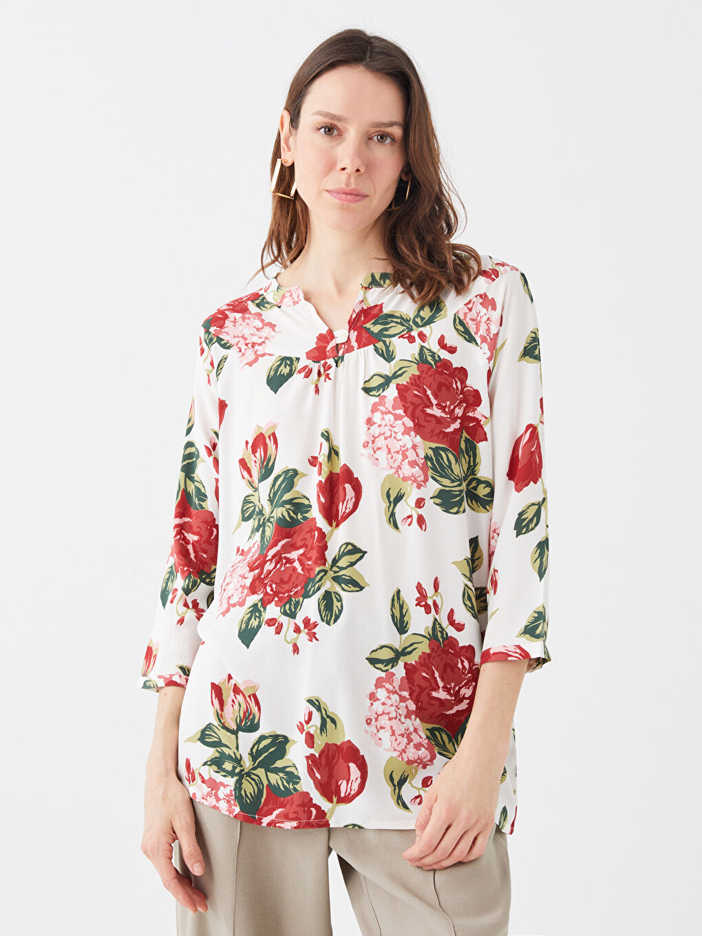 Beyaz Kaçık Yaka Çiçekli Poplin Kadın Bluz-1