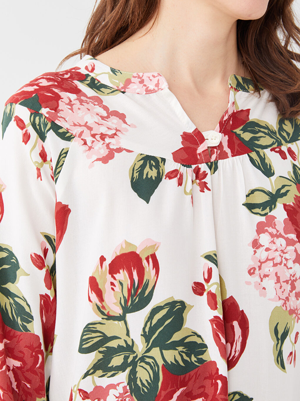 Beyaz Kaçık Yaka Çiçekli Poplin Kadın Bluz-3
