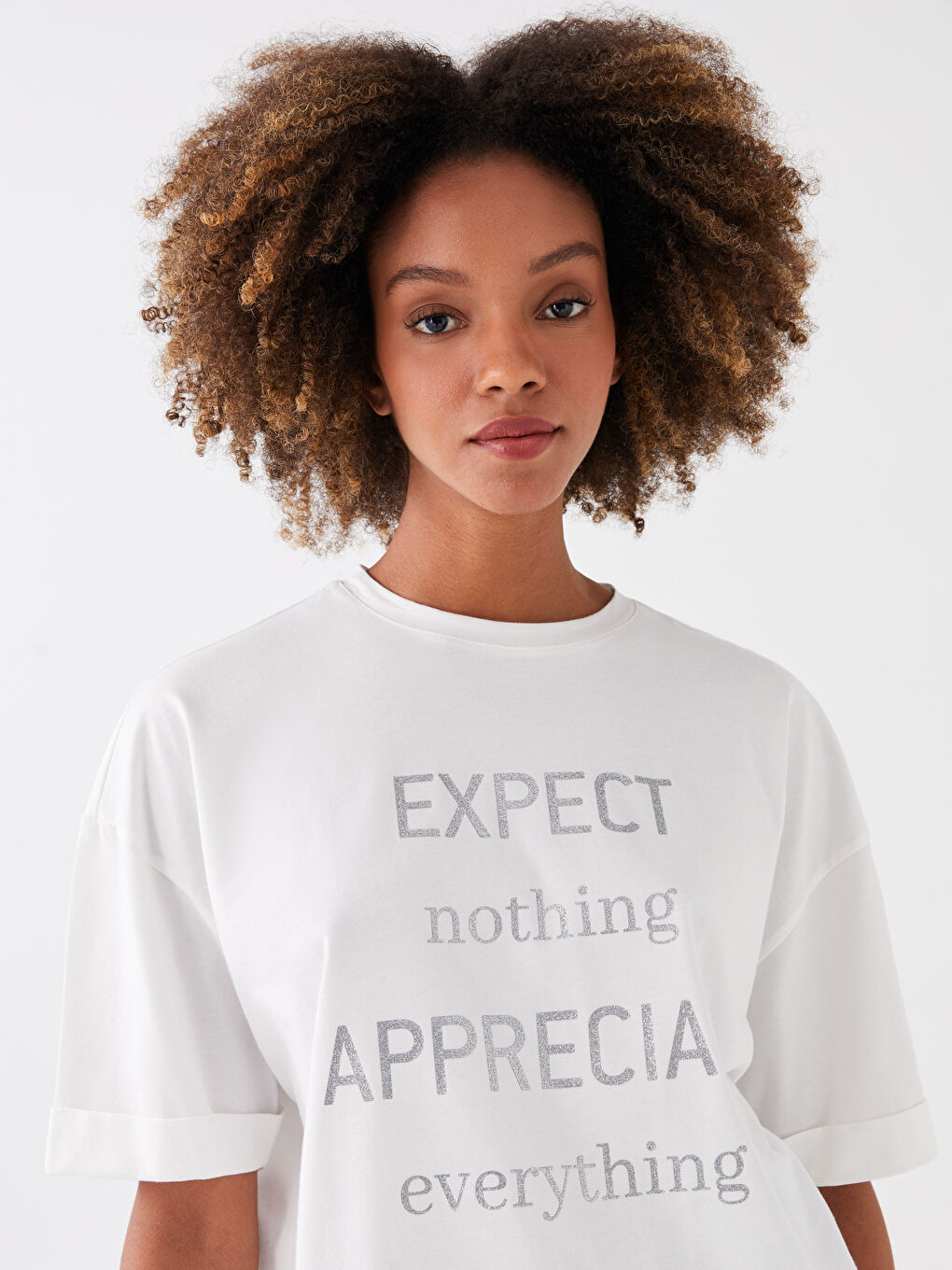 Beyaz Bisiklet Yaka Baskılı Kısa Kollu Kadın Tişört-2